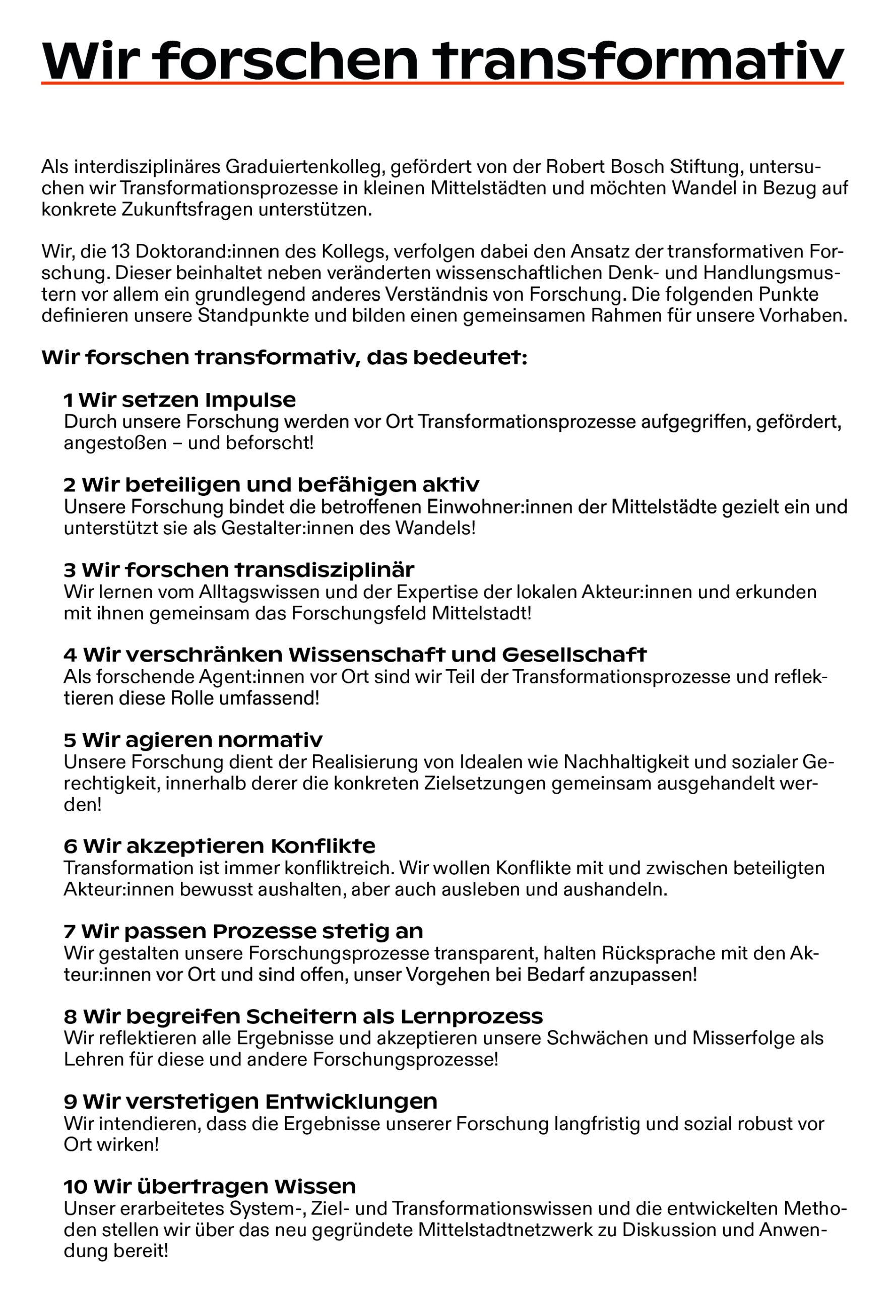 Die Abbildung zeigt das Manifest zur Transformativen Forschung, das vom Graduiertenkolleg Mittelstadt als Mitmachstadt erarbeitet wurde. Es besteht aus zehn Punkten, die einen gemeinsamen Rahmen für die Forschungsvorhaben geben. Die Punkte sind: Wir setzen Impulse; Wir beteiligen und befähigen aktiv; Wir forschen transdisziplinär; Wir verschränken Wissenschaft und Gesellschaft; Wir agieren normativ; Wir akzeptieren Konflikte; Wir passen Prozesse stetig an; Wir begreifen Scheitern als Lernprozess; Wir verstetigen Entwicklungen; Wir übertragen Wissen.