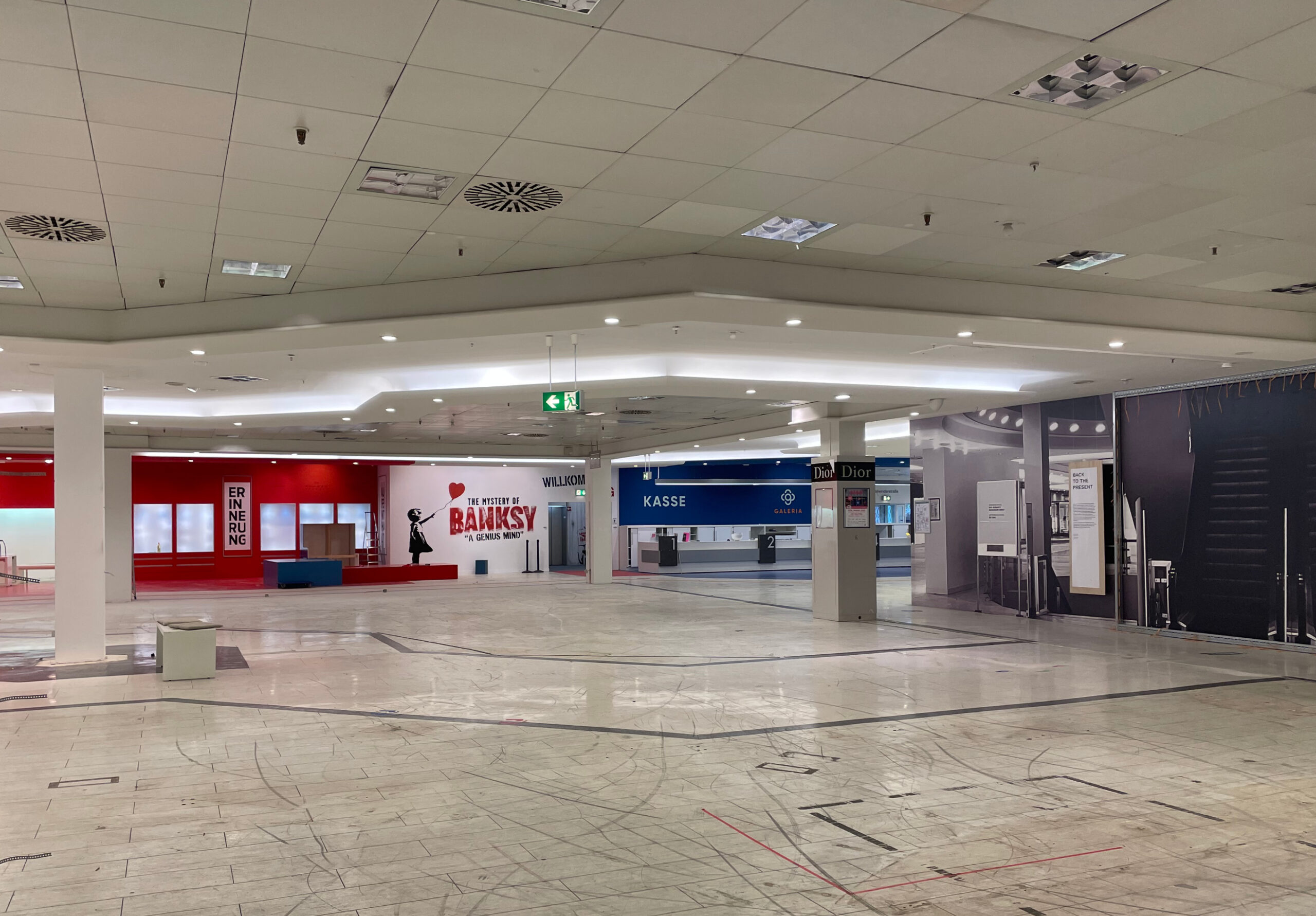 This picture shows the inside of the building. There are different closed areas and empty floors.