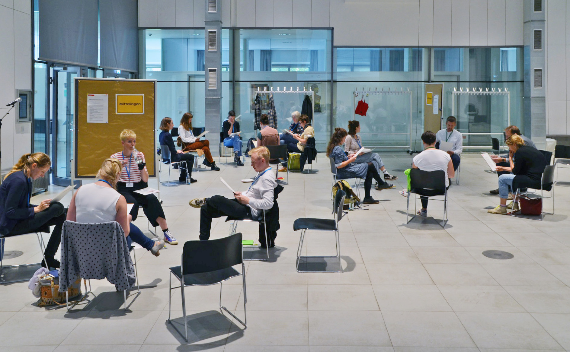 Das Foto zeigt wie die Teilnehmer:innen der IÖR-Jahrestagung 2021 in drei Stuhlkreisen über unsere Spielmaterialien diskutieren.