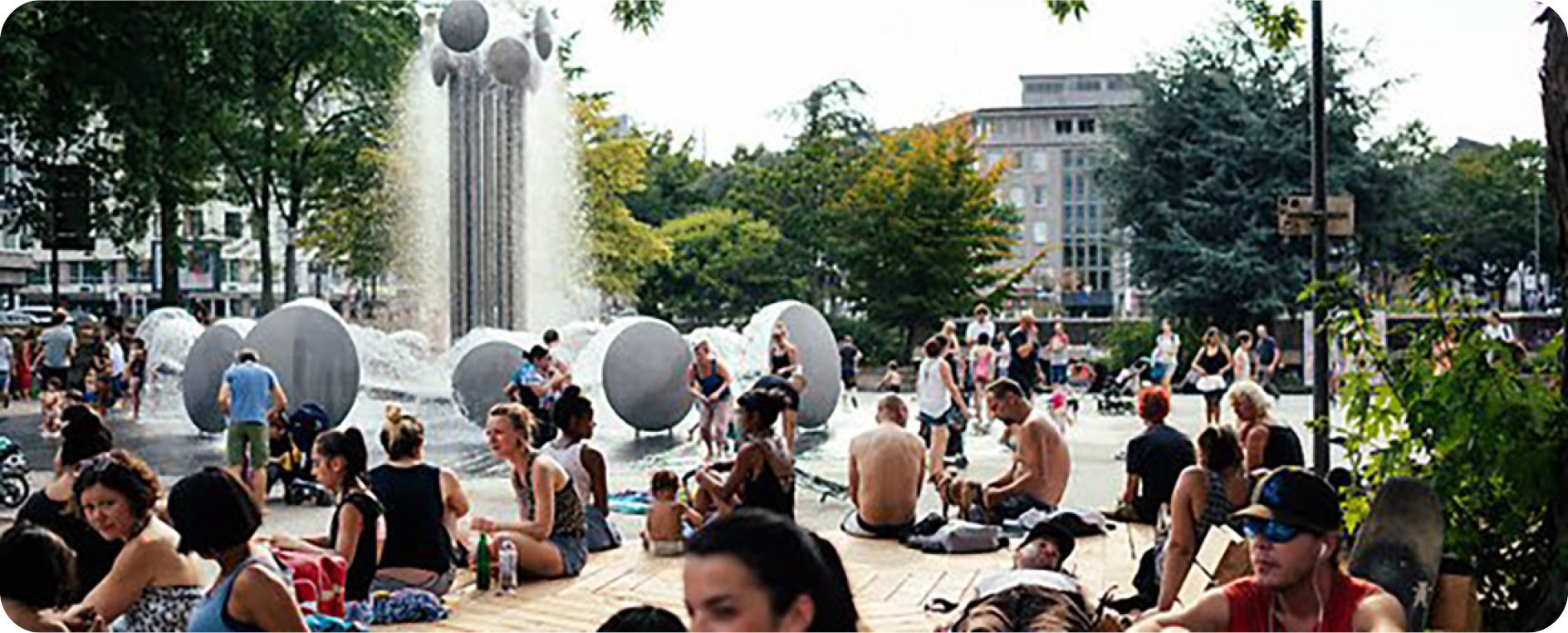 Man sieht, wie viele Menschen die Sitzplattform und den Brunnen am Ebertplatz mit Freude nutzen.