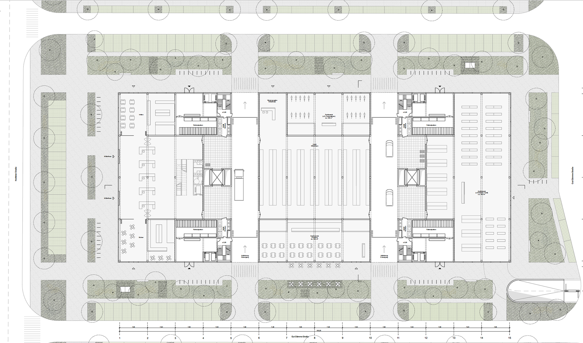 Der Grundriss zeigt einen kompakten rechteckigen Körper, der durch zwei innere Ladezonen in Längsrichtung gleichmäßig in drei Teile geteilt wird. Alle Flächen lassen sich aufgrund ihrer Möblierung als Gewerbeflächen erkennen, die sich zu allen vier Seiten orientieren. Entsprechend gibt es Freiflächen um das ganze Gebäude, welche mit Grün und Sitzmöglichkeiten bespielt sind. Es lässt sich außerdem erkennen, dass Fahrrad- und Autostellplätze auf der unversiegelten Fläche um das Gebäude verteilt sind.