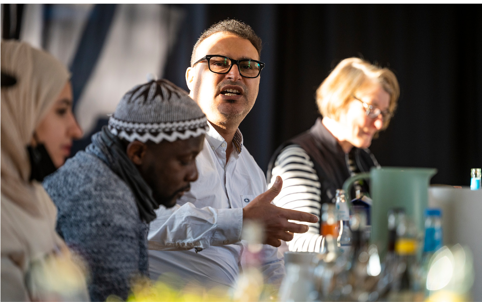 BOB Botschafter:innen, die sich während des Besuchs in der KoFabrik in Bochum austauschen und miteinander diskutieren. Foto: Arne Pöhnert