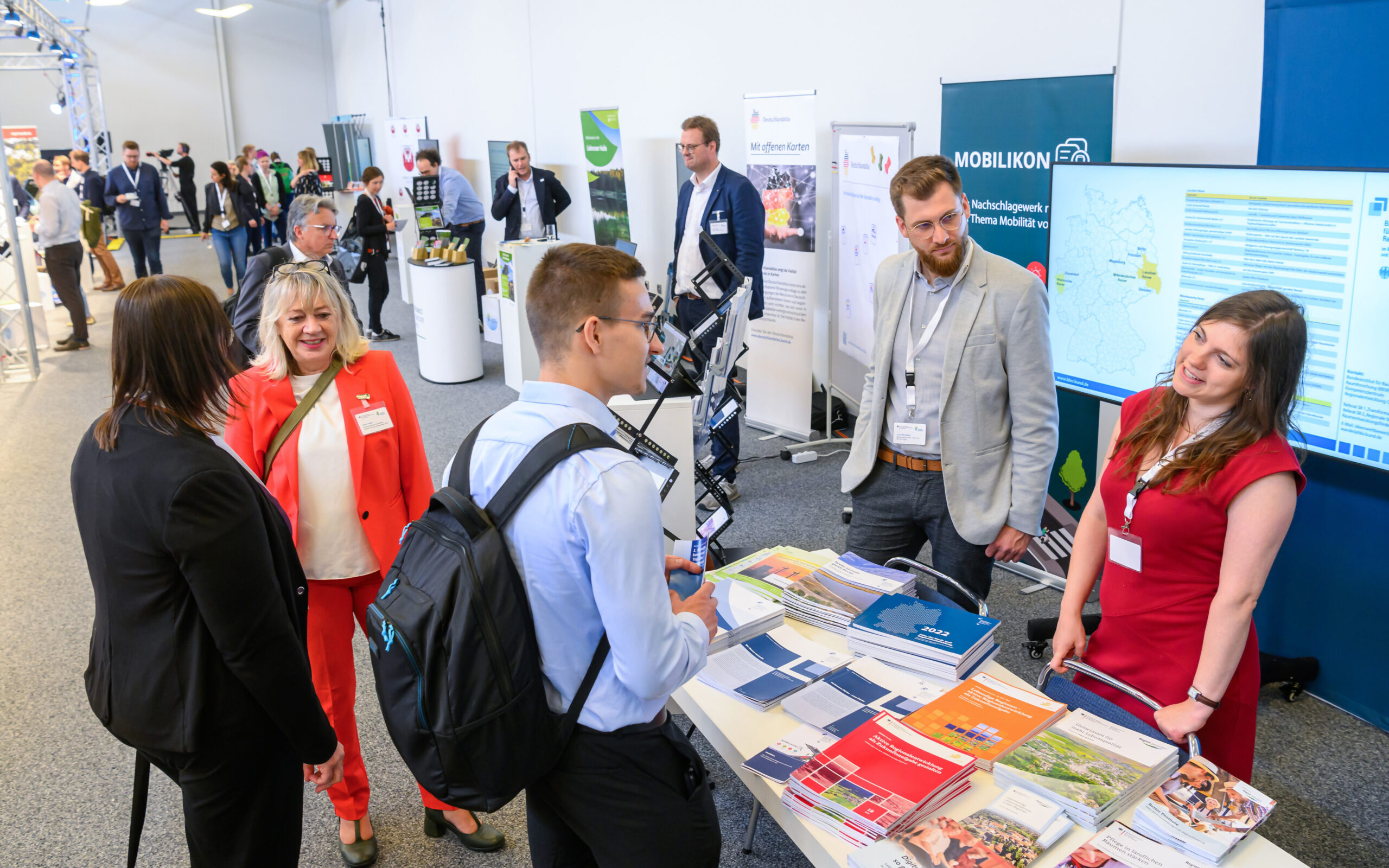 Es werden Informationsstände auf dem Tag der Regionen in Cottbus gezeigt. Fachleute kommen zu Themen der räumlichen Entwicklung und der Zukunftsgestaltung von Regionen ins Gespräch.