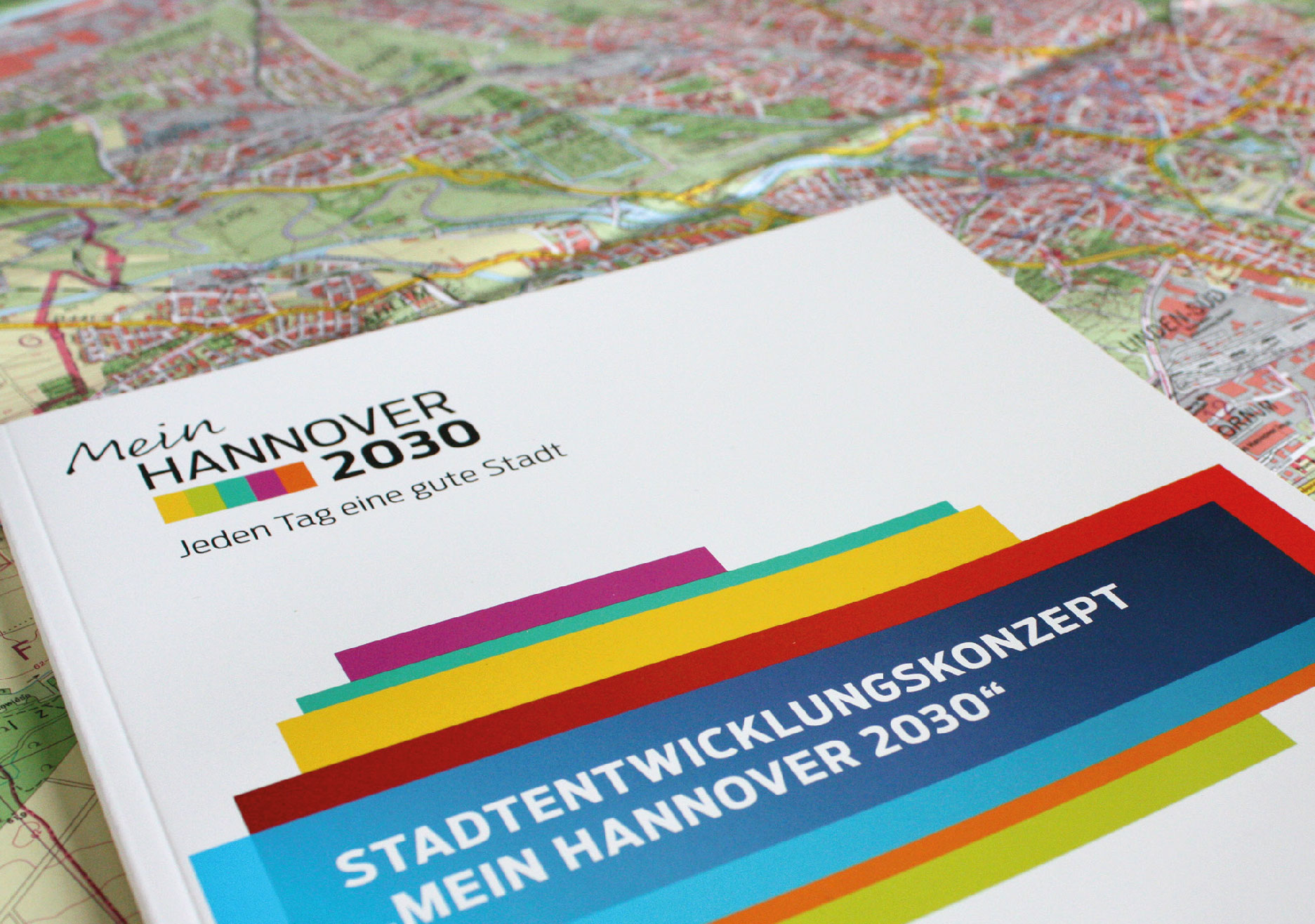 Die Printversion des Stadtentwicklungskonzepts Mein Hannover 2030 auf einem Stadtplan.